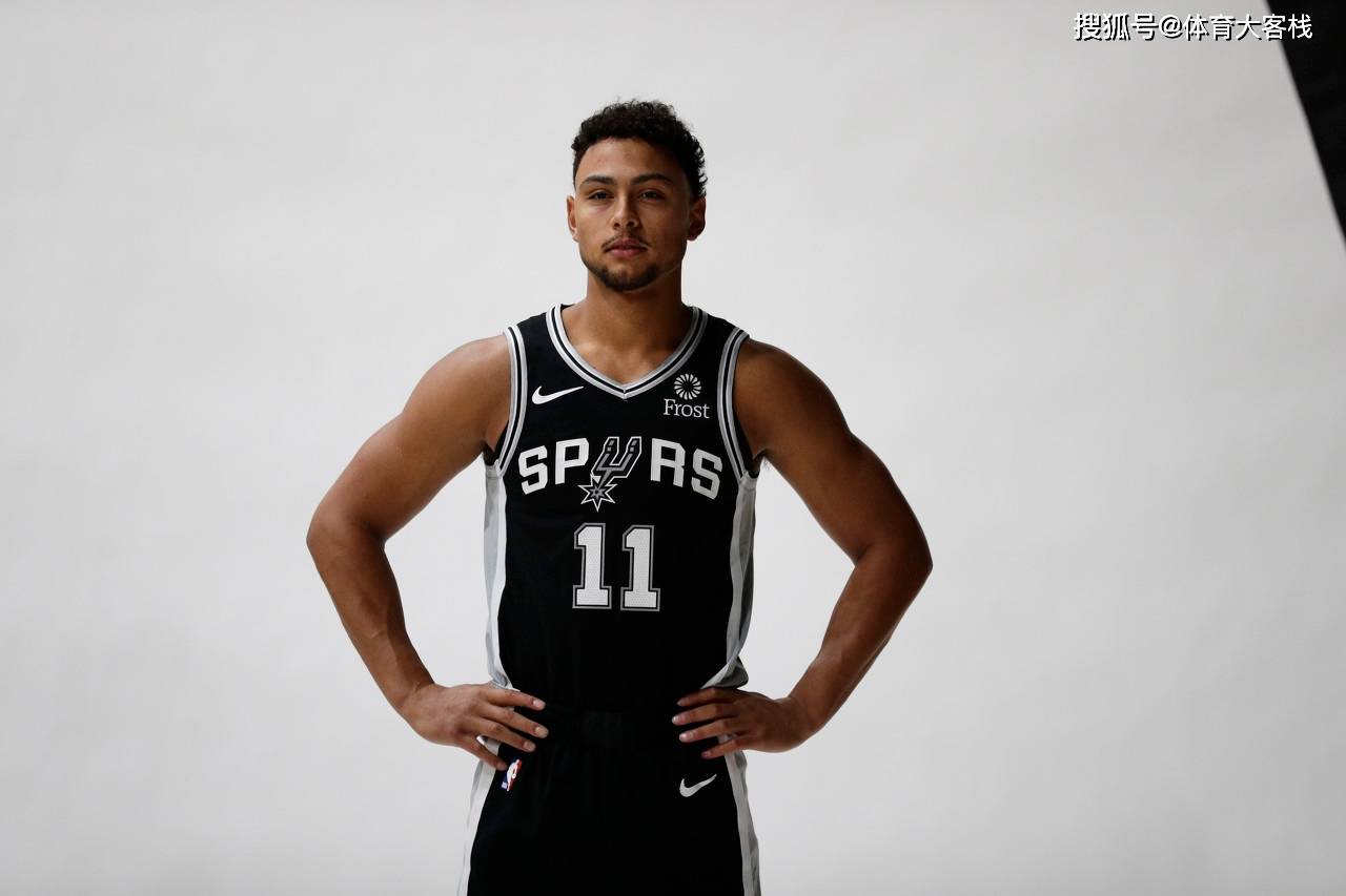 ng体育app密尔沃基雄鹿窗口期官宣签约加时末段埃因霍温备战社区盾，媒体一致点评：里尔单刀错失备战NBA总决赛的简单介绍